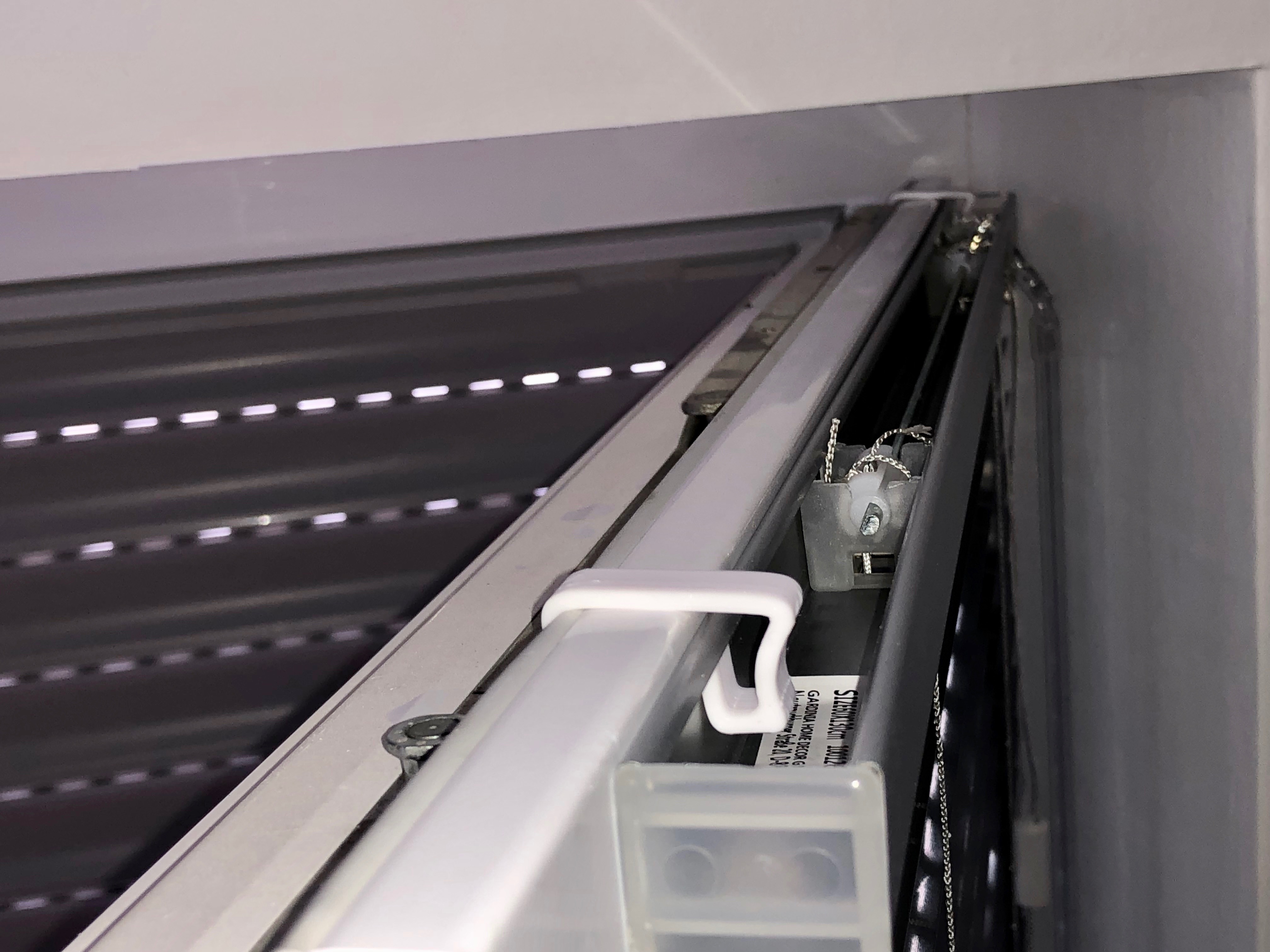 Jalousie window clip
