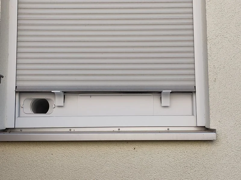 Support for european style shutters for US windowmounting of mobile airconditioners / Rollladenhalter für mobile Klimaanlagen