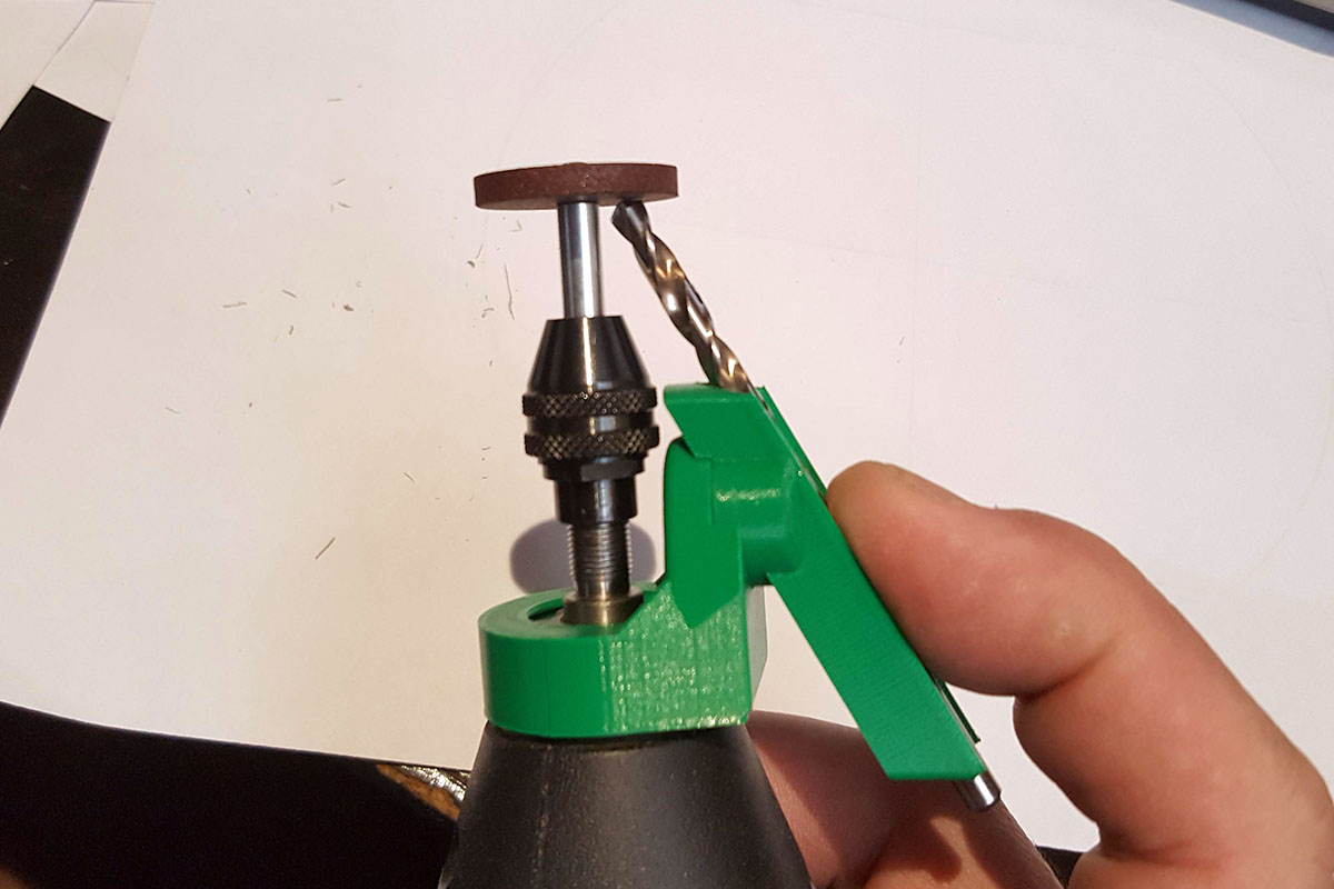 Drill bit sharpener with true relief angle V2