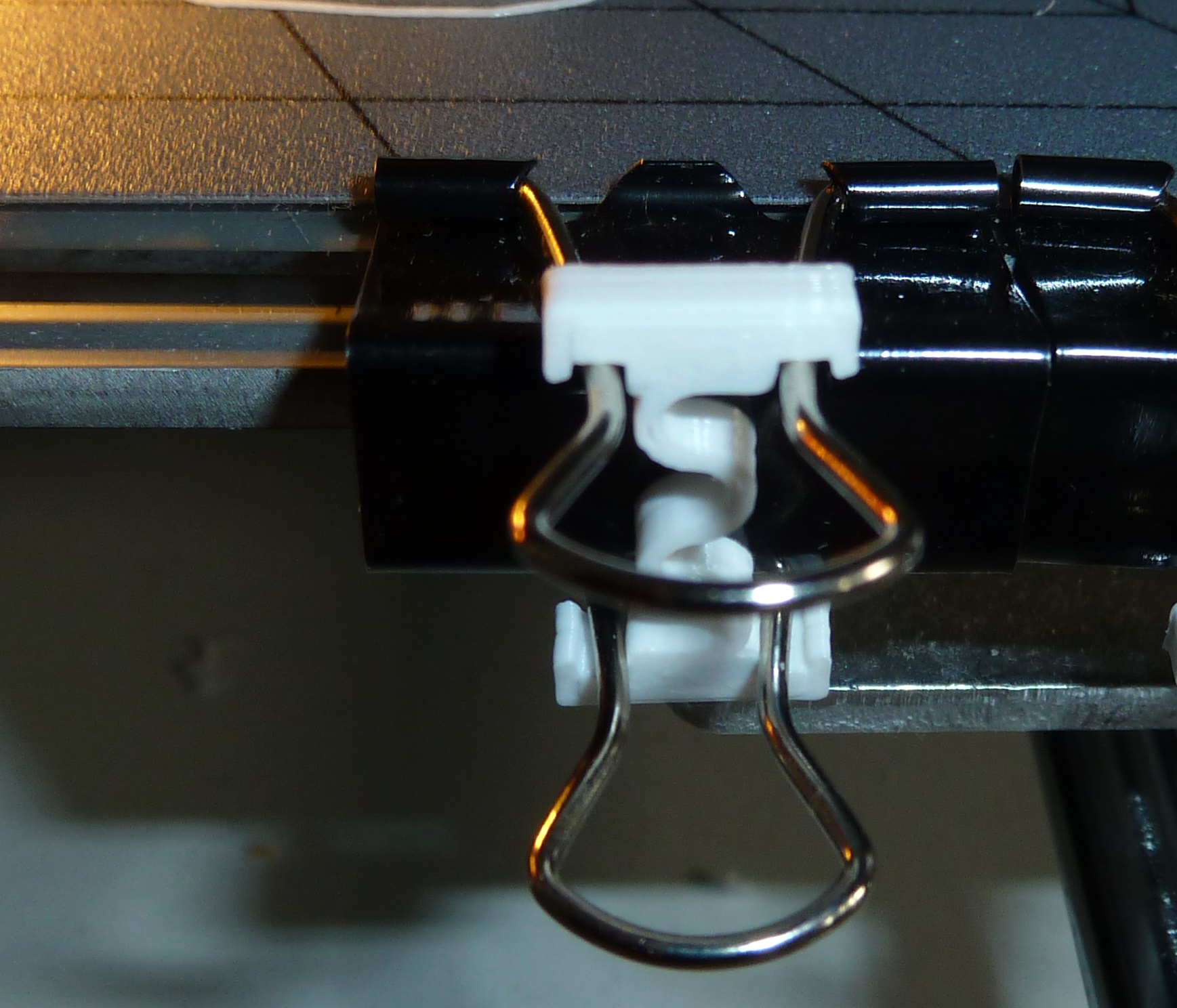 anti rattle for glass bed clamps