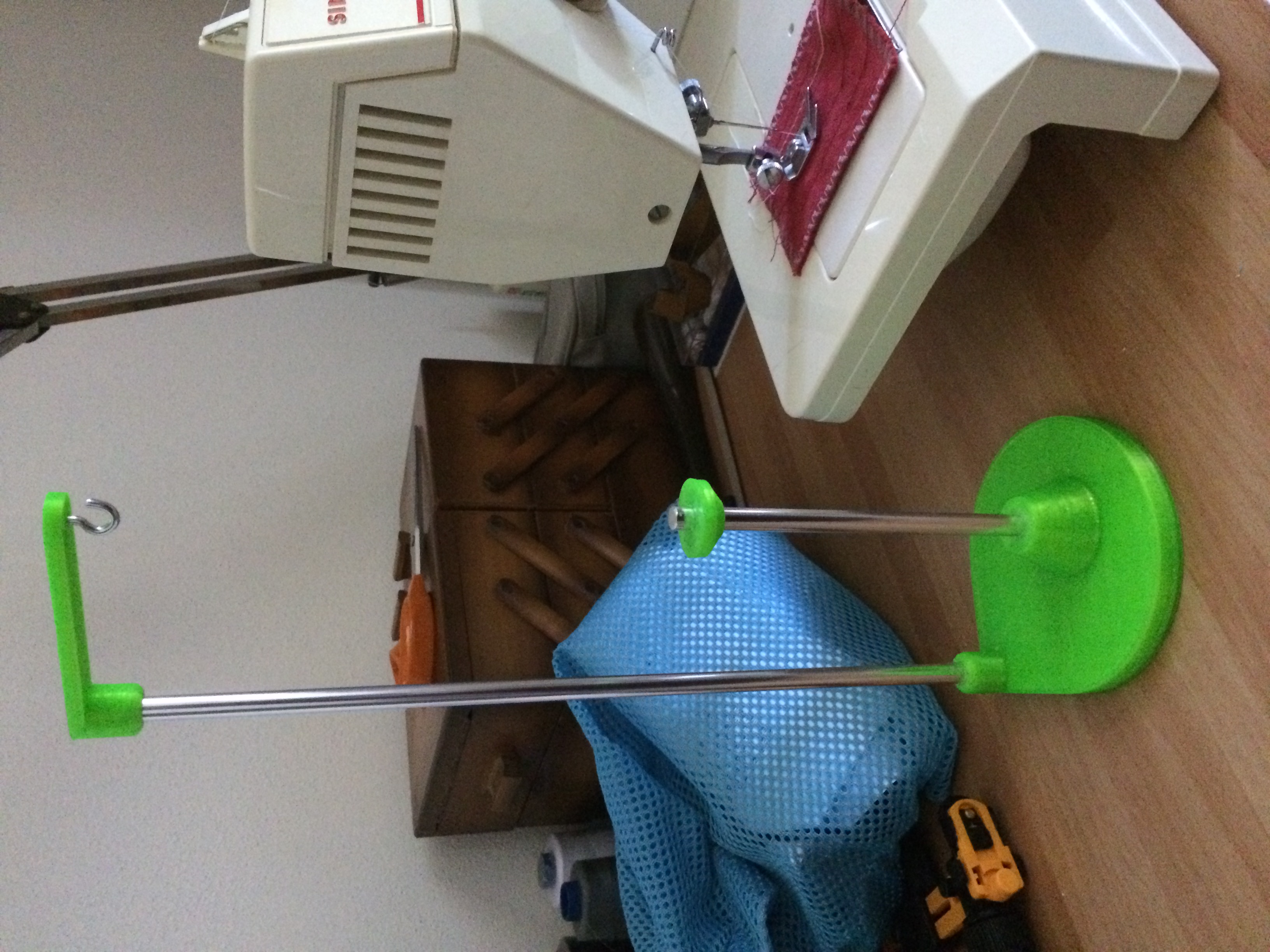 Sewing thread spool holder