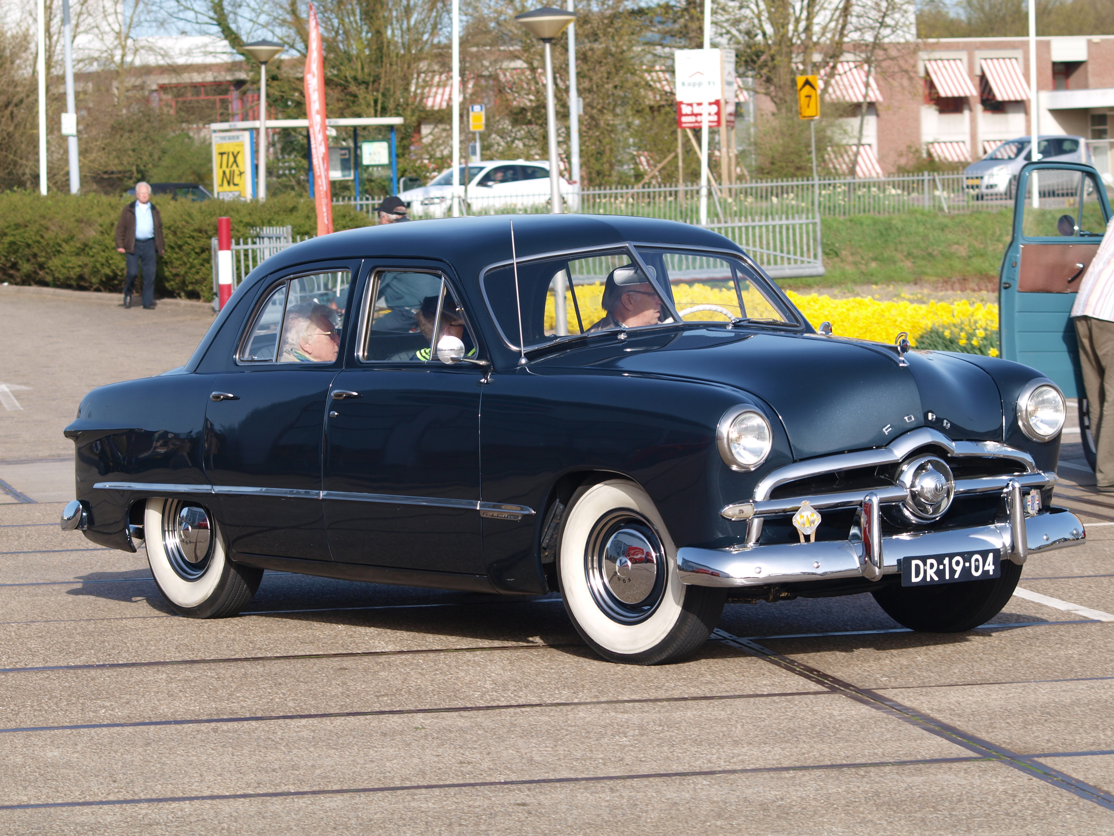 Ford Custom Sedan (4 and 2 Door) 1949