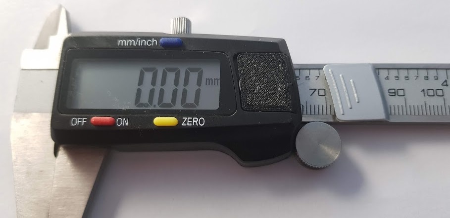 Battery Cover of Calipers  / Couvercle pour pied a coulisse.