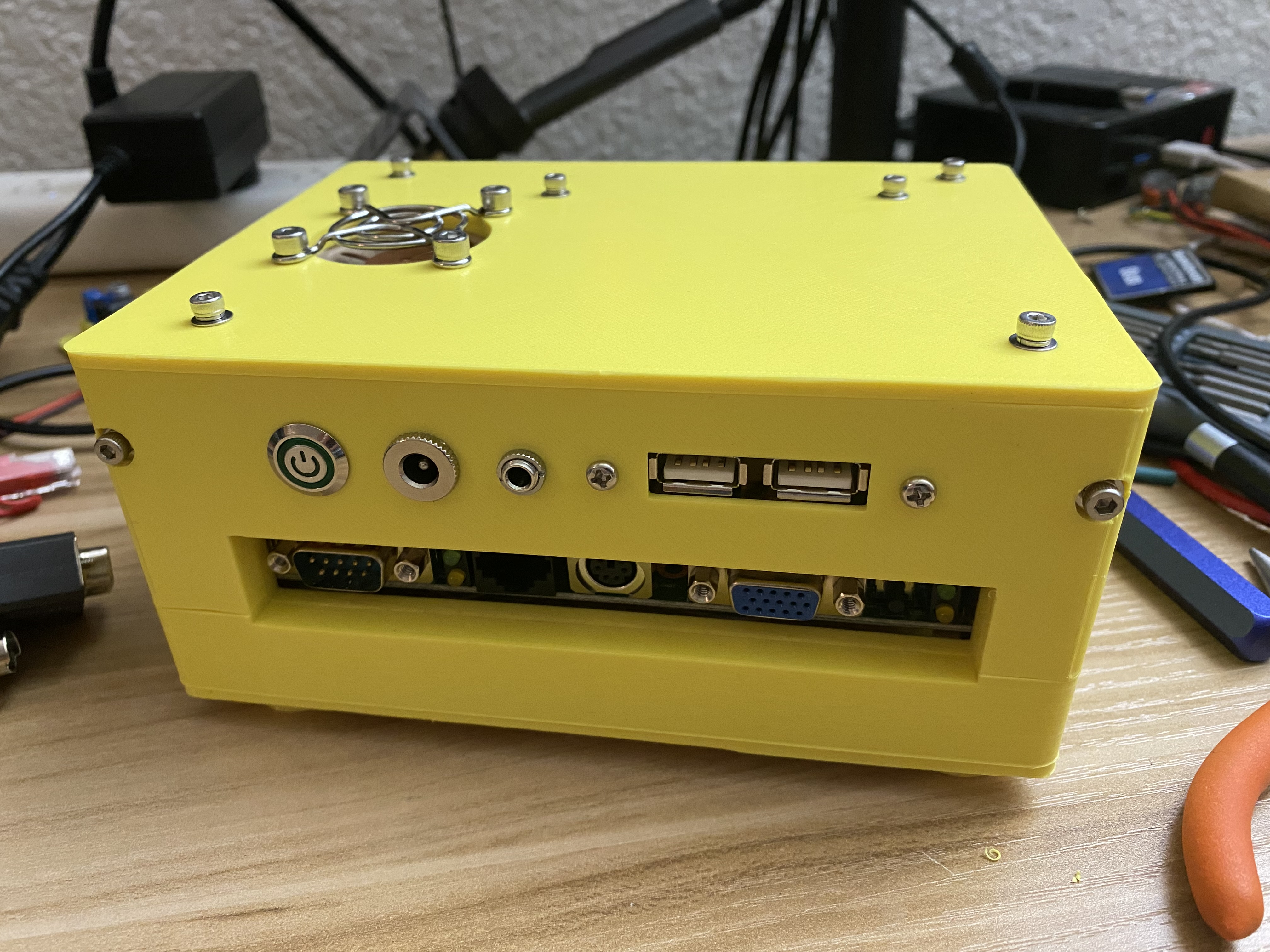 Advantech PCM-5825 "Biscuit" formfactor sbc enclosure