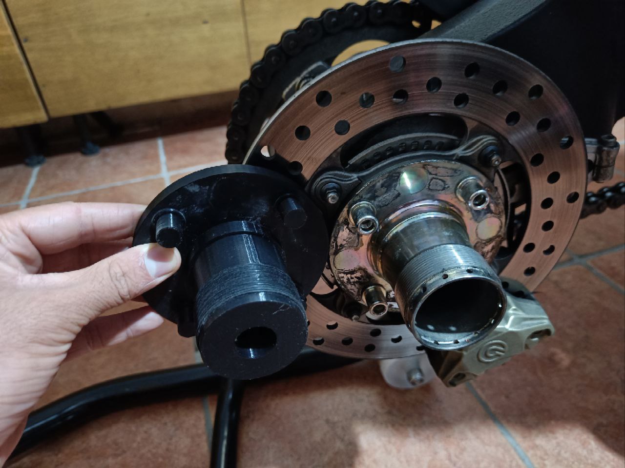 Rear wheel adapter for manual tire bead breaker for Mv Agusta and Ducati bikes