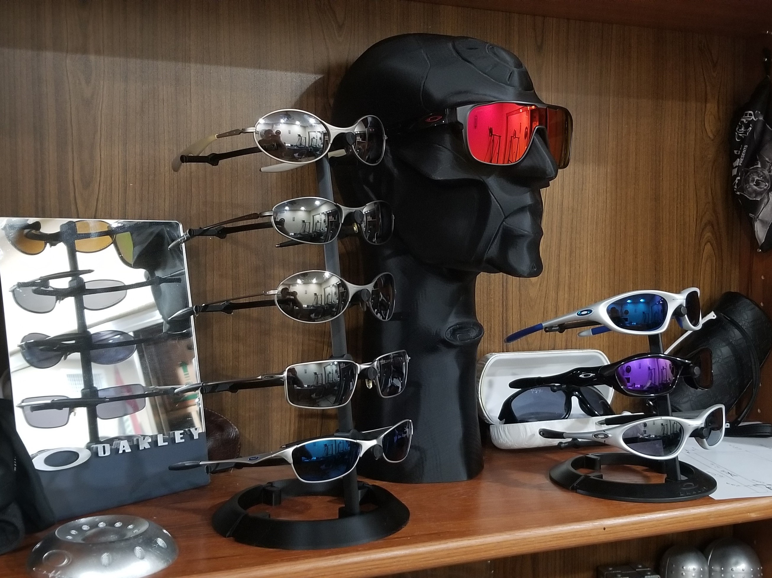 Sweet Sunglasses display stand Oakley design