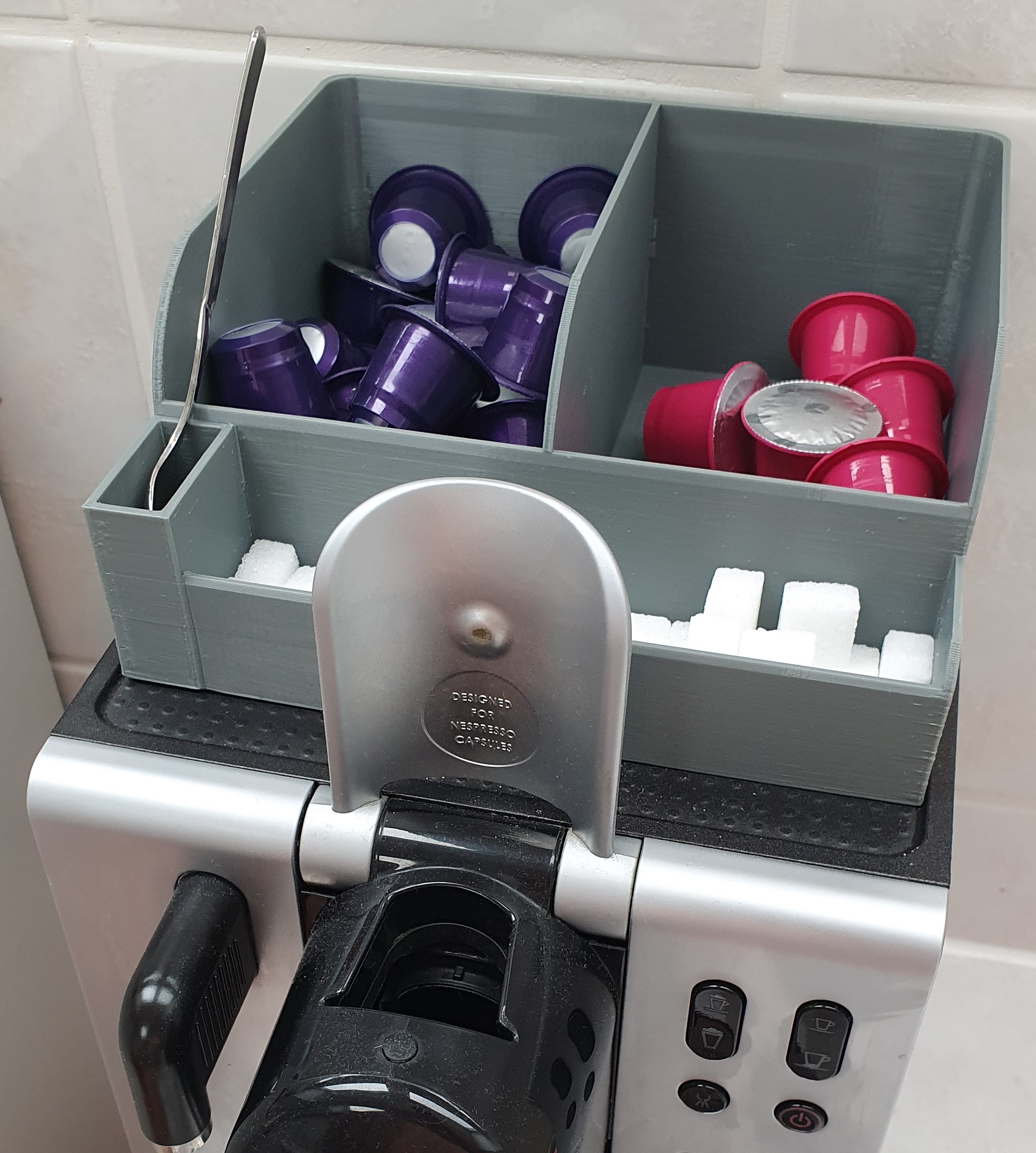 Box für Kapseln, Zucker, Löffel auf das Dach der Nespresso Lattissima EN 680