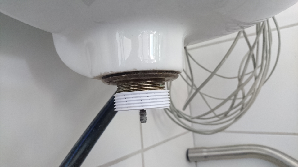 Siphon / Syphon adapter - 1 1/2 inch to 1 1/4 inch