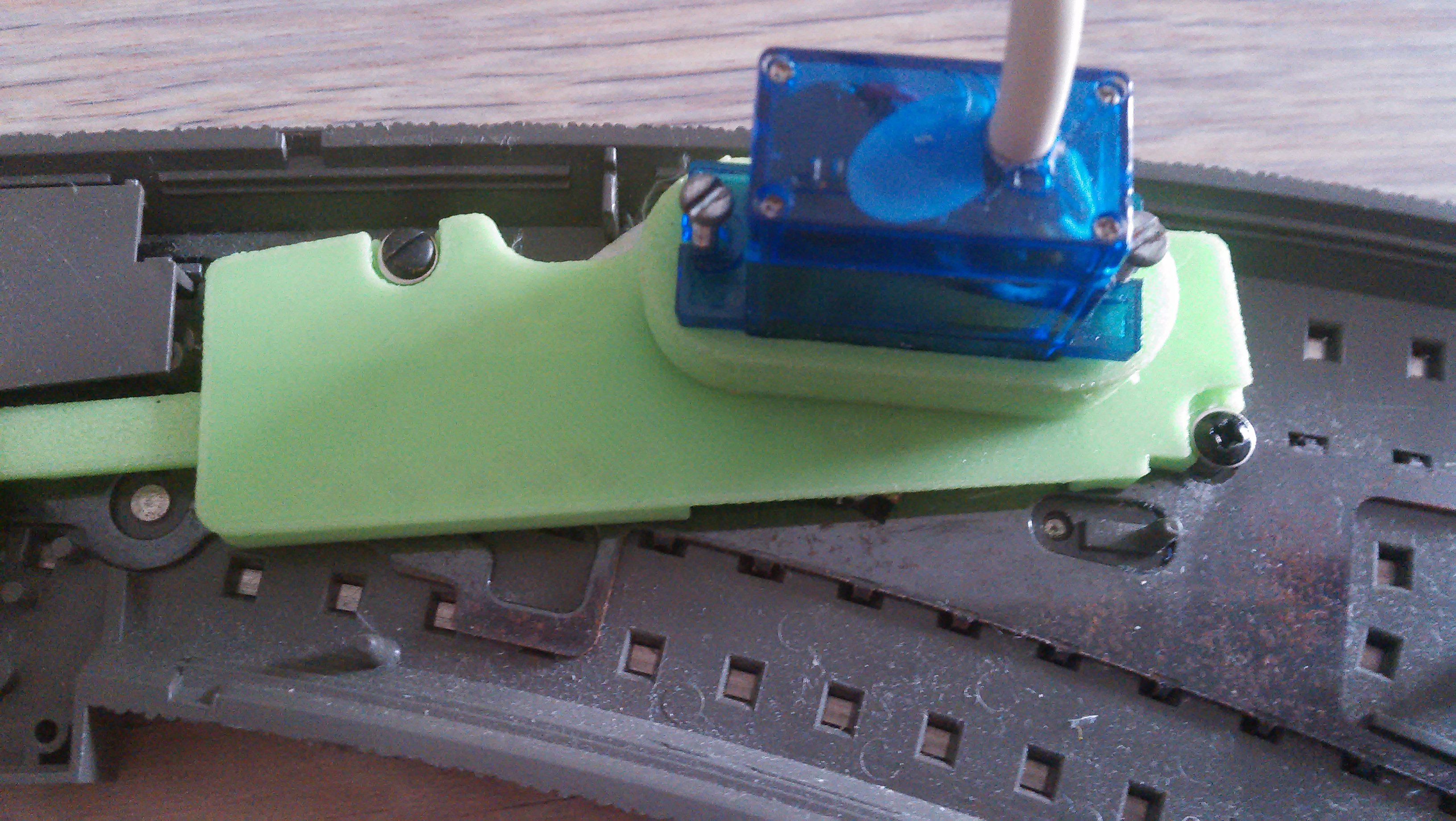 C-rail turnout switch with servo