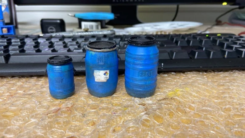 BLUE PLASTIC BARRELS ( DRUM) 55 GALLON PART FOR DIORAMA