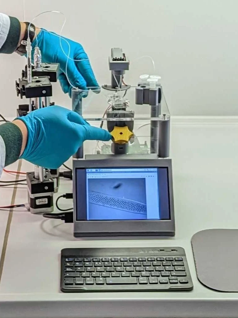 Strobe-enhanced microscopy stage