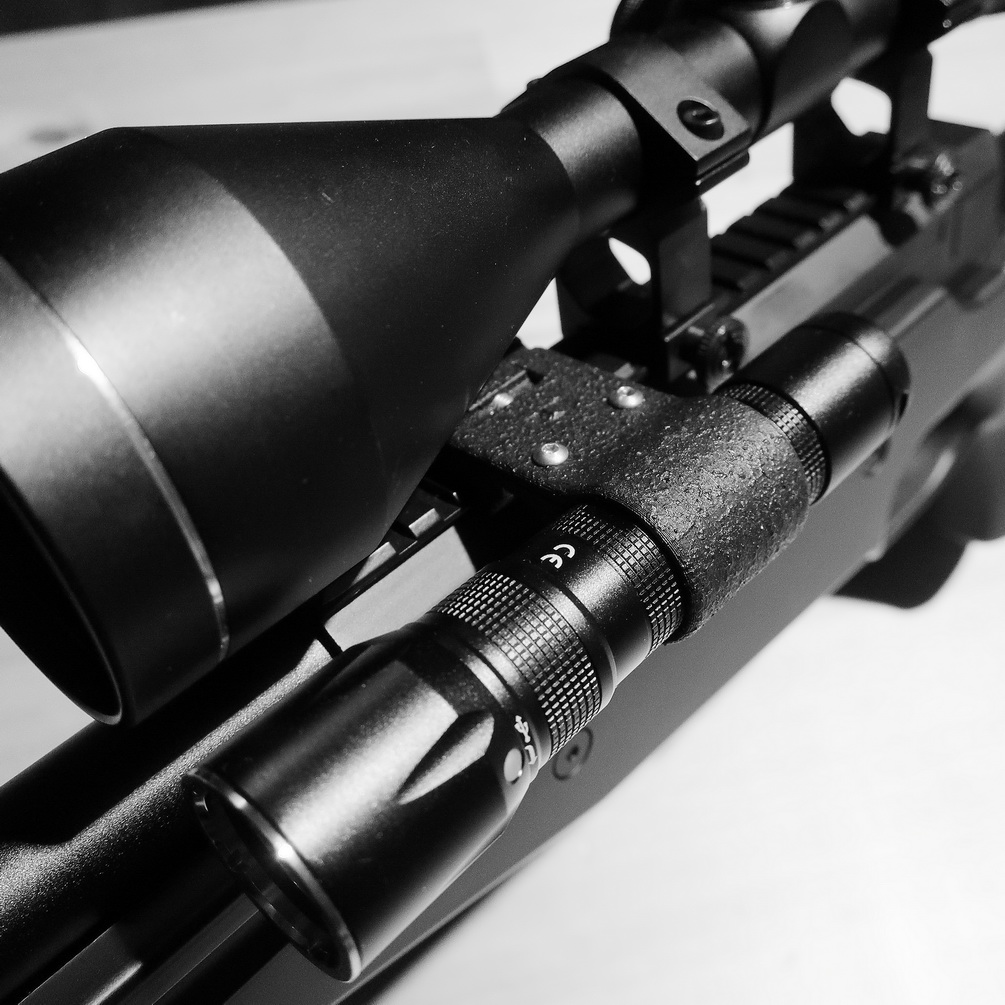 Olight R20 Javelot side mount for picatinny rail