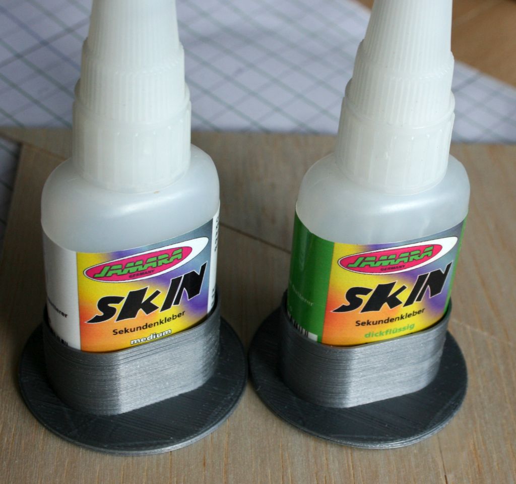 super glue stand/ Standfuss Sekundenkleber