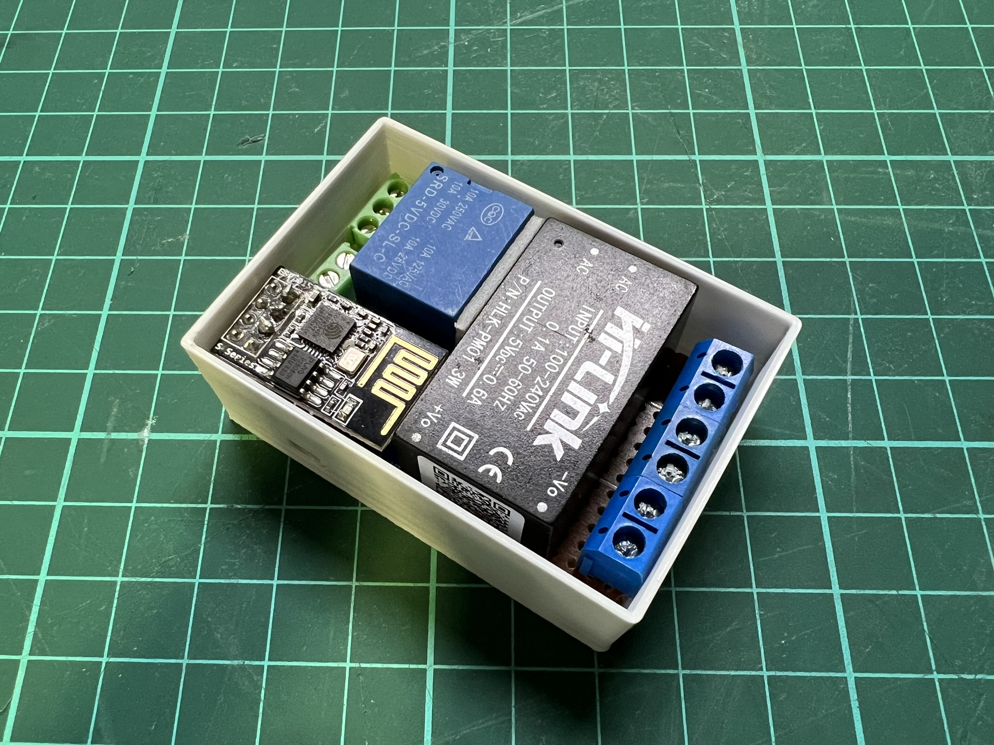 ESP01 Relay + Hilink 220v case