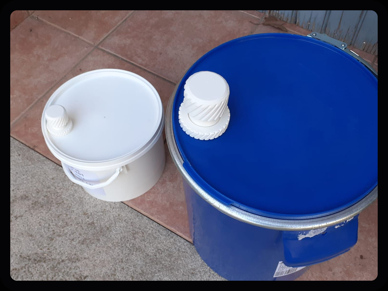 Threaded drum spout