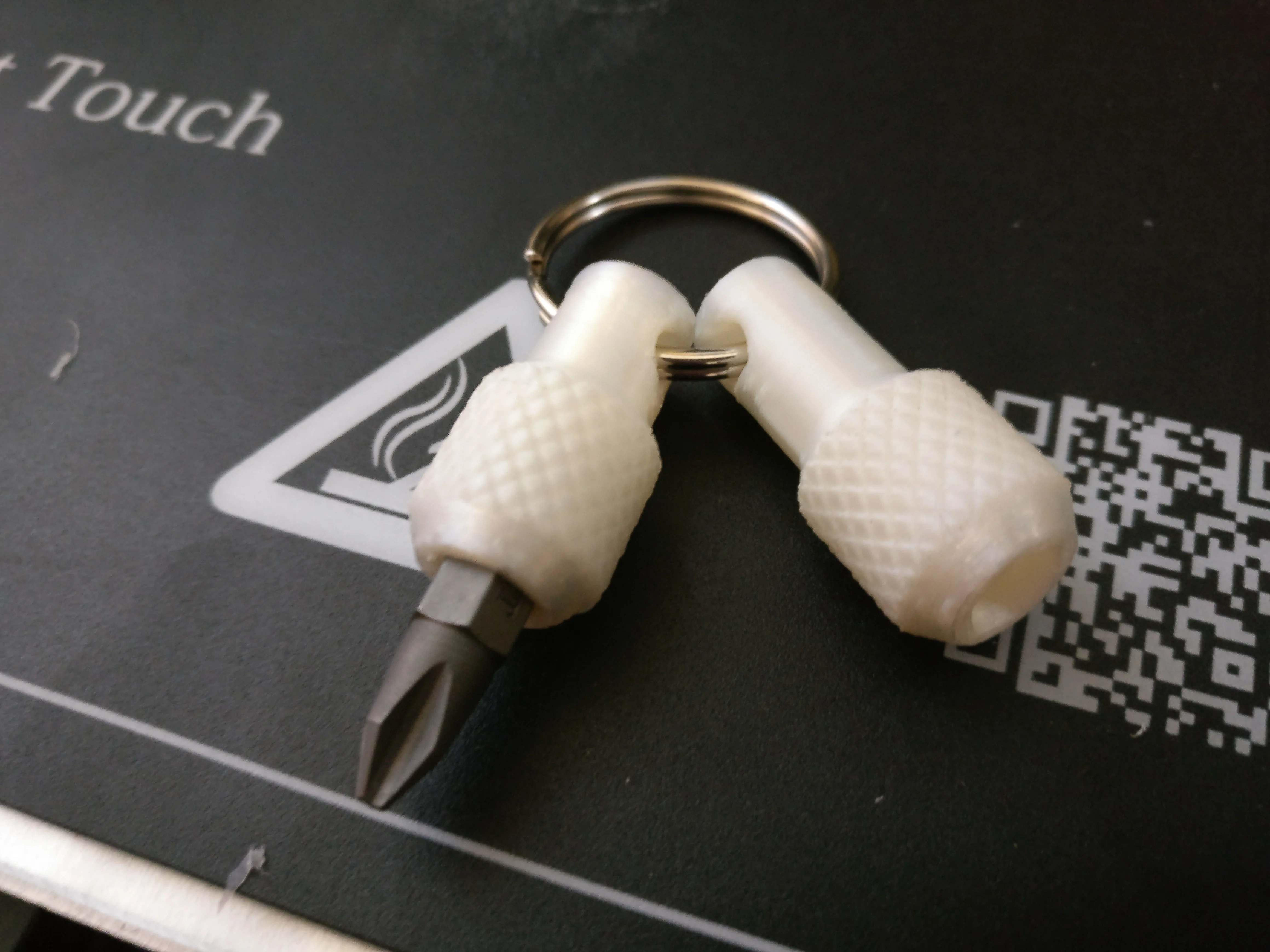 Keychain screwdriver / bit-driver