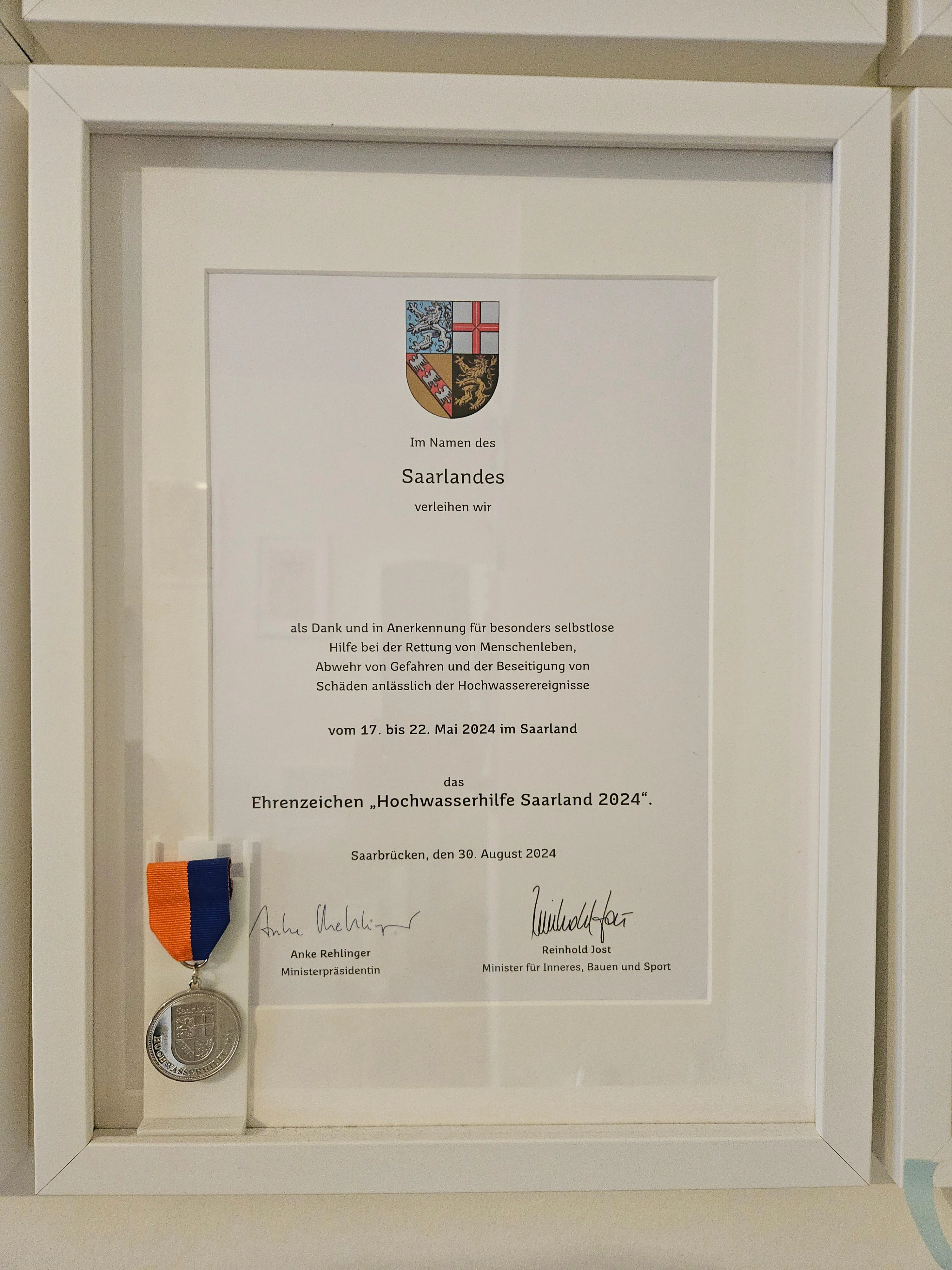 Halterung für Bandschnallen und Orden an einem Ikea Rödalm Bilderrahmen