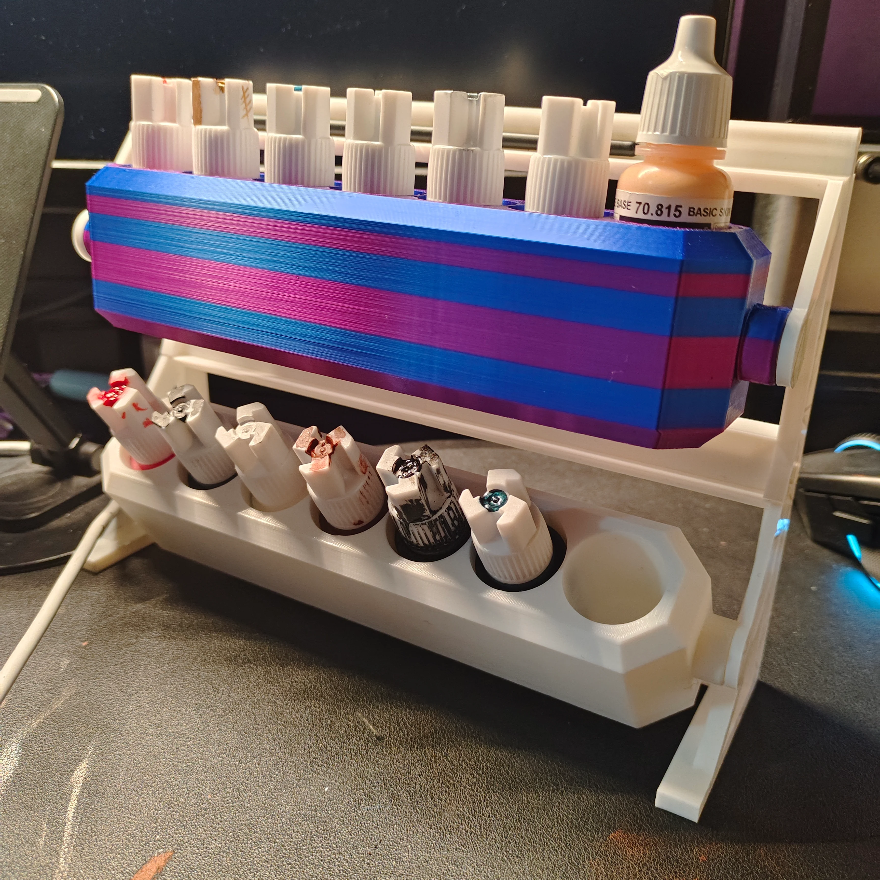 Multi-angle elevated universal pigment rack