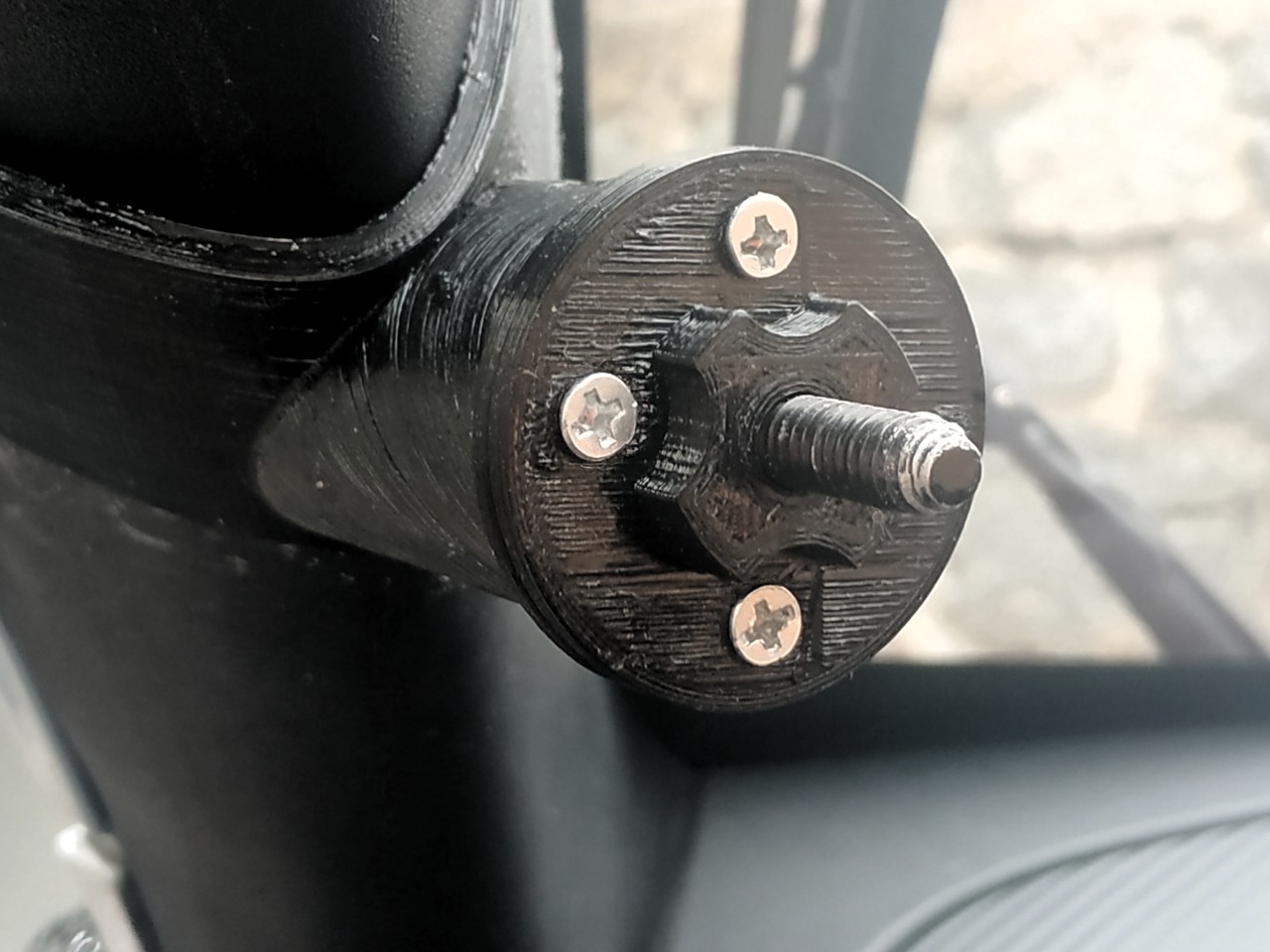 Twizy: Fixed adapter cold shoe bolt for a-pillar mount