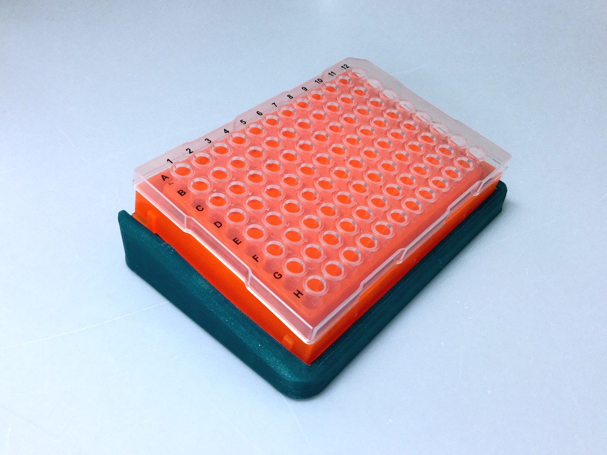 Tilted PCR rack/plate holder