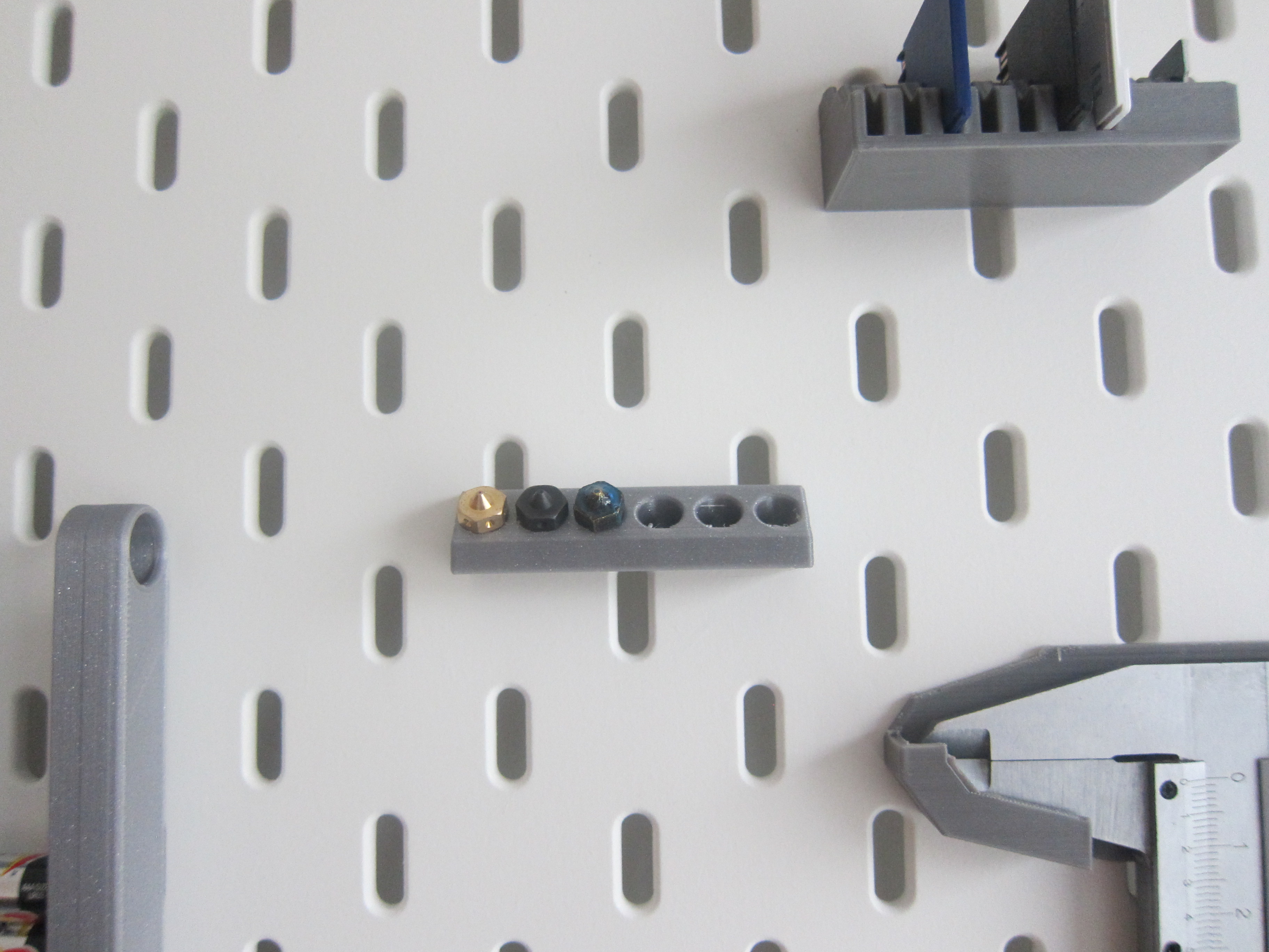 Nozzle holder for ikea skadis