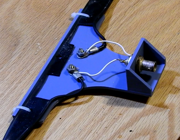 Dipole center for window line antenna.