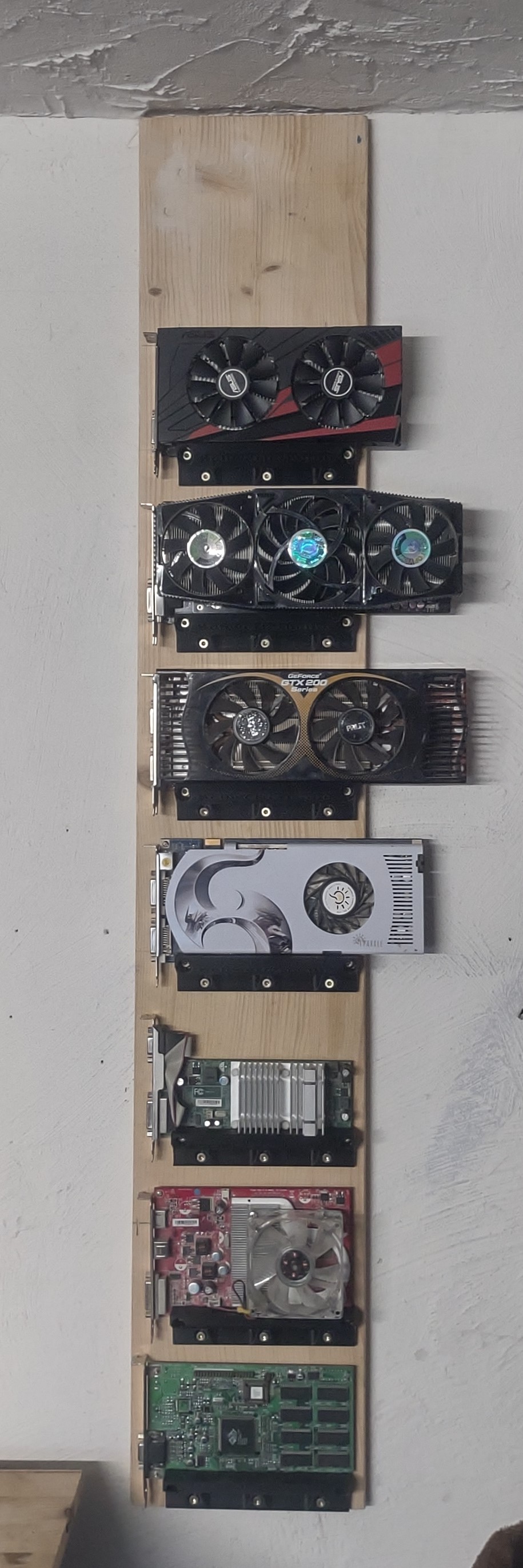 Wandhalter fuer PCIE Grafikkarten  und PCI Karten