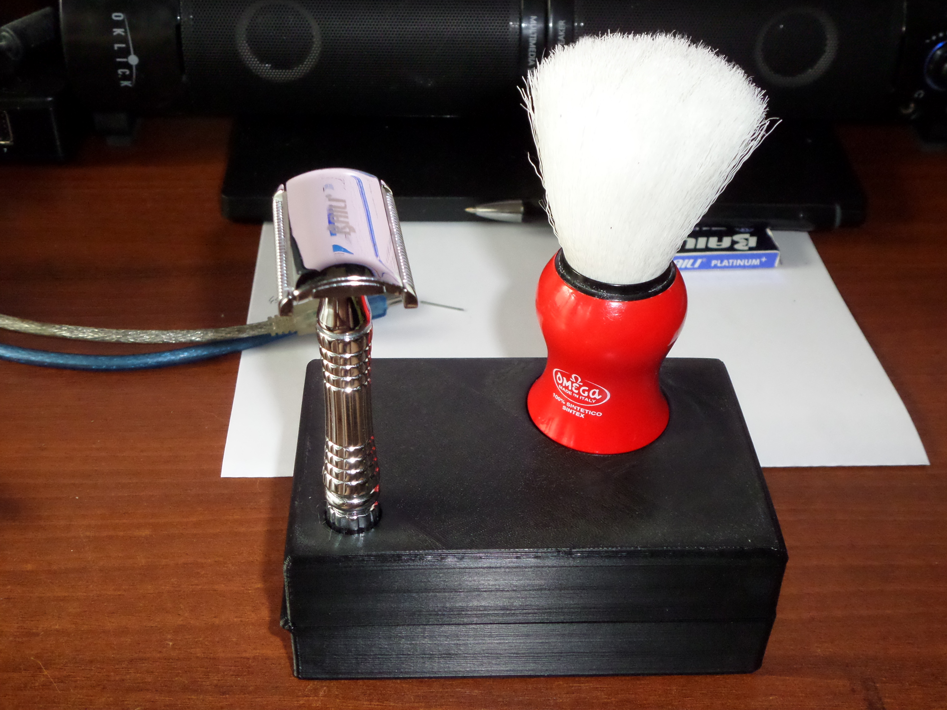 Travel box/stand for safety razor & shaving brush