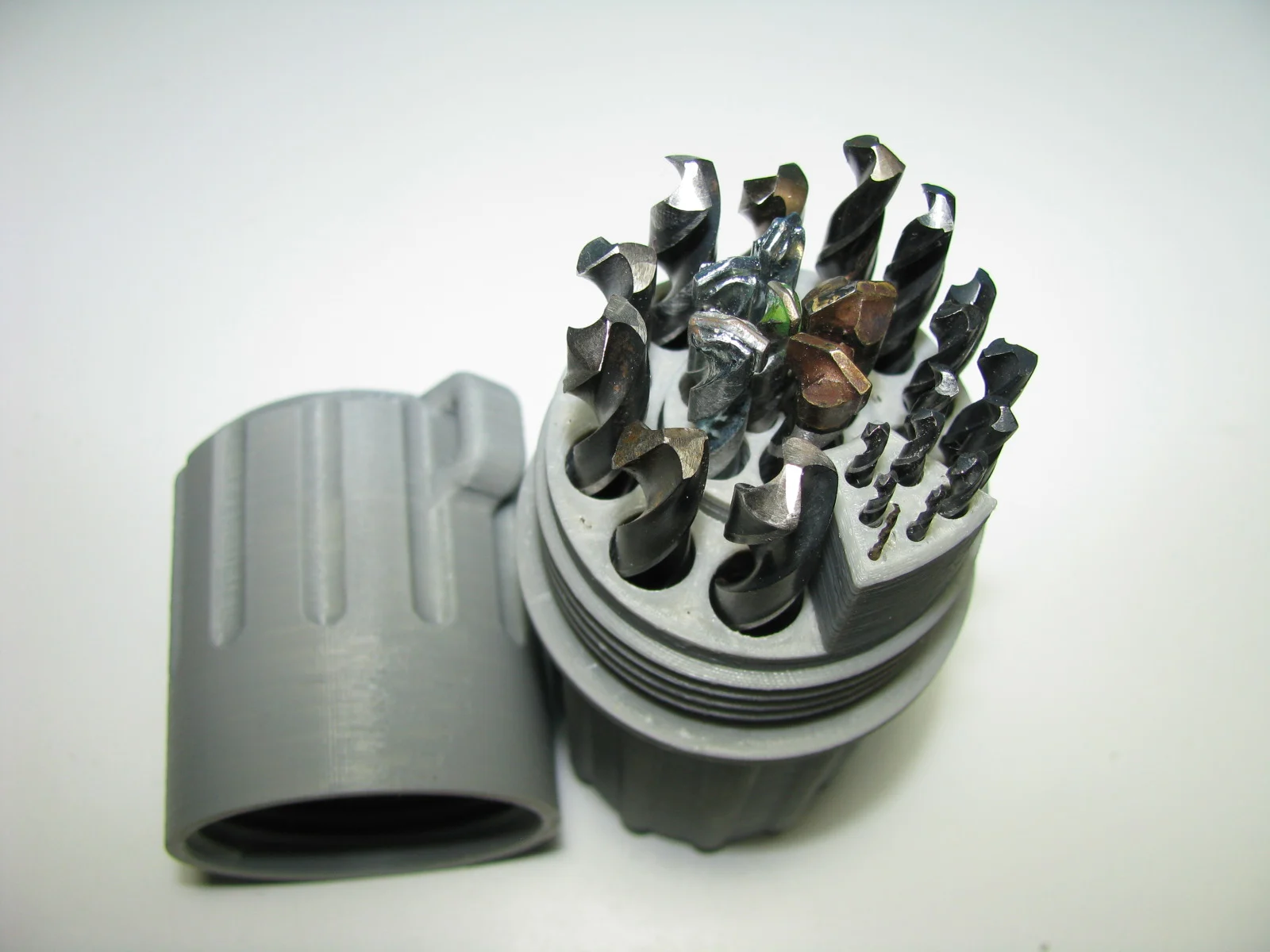 Drill bits cylindrical case