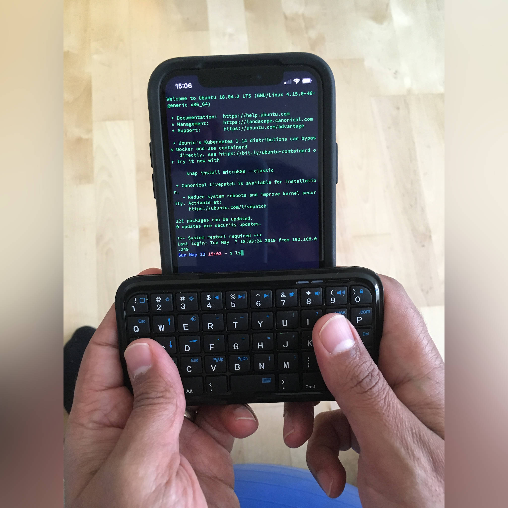 Ergonomic mini keyboard adapter for smartphones