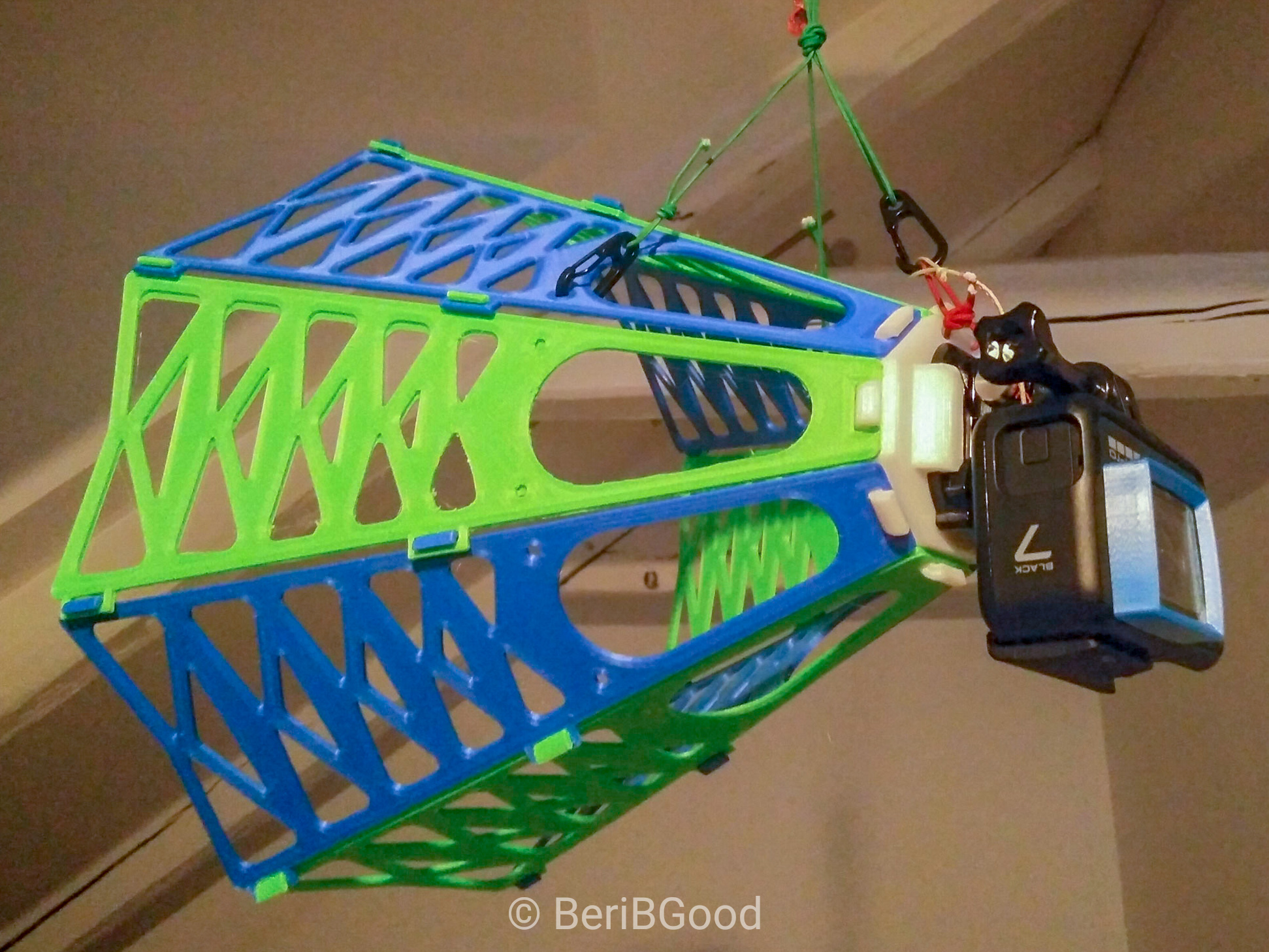 Chase cam for paragliding - On spot assembly without screws or zip ties