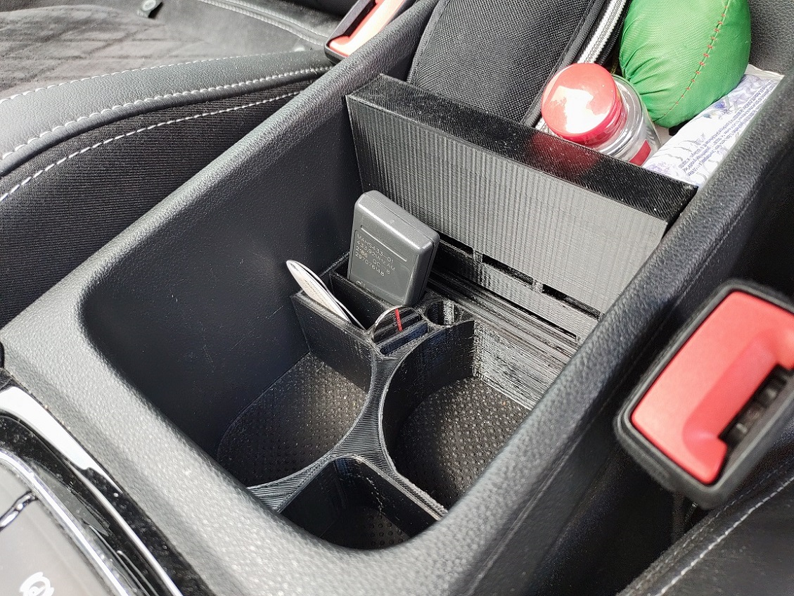 Skoda Kodiaq - modular armrest drinking cup deposit
