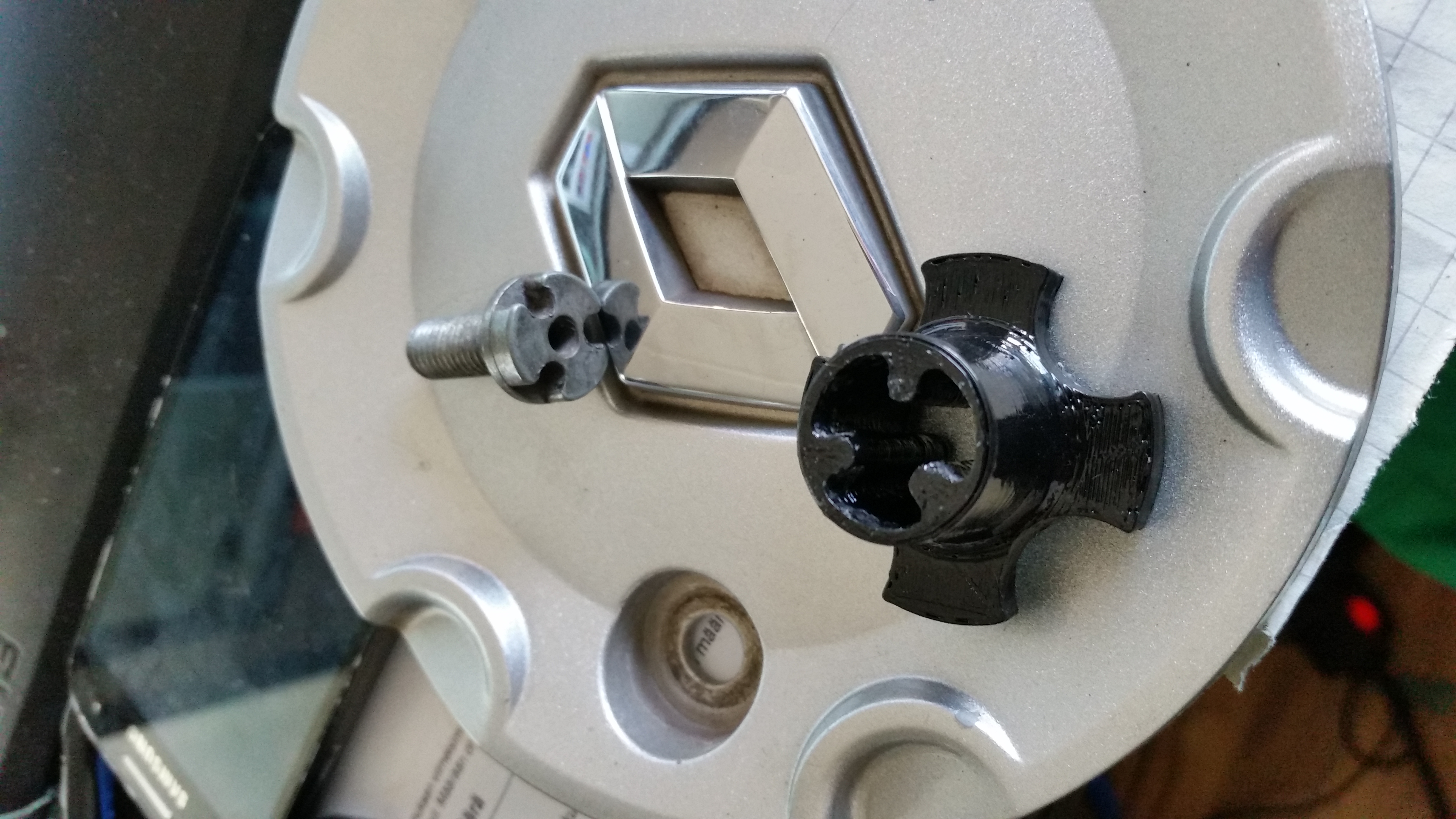 Renault Grand Scenic Center Hub Key