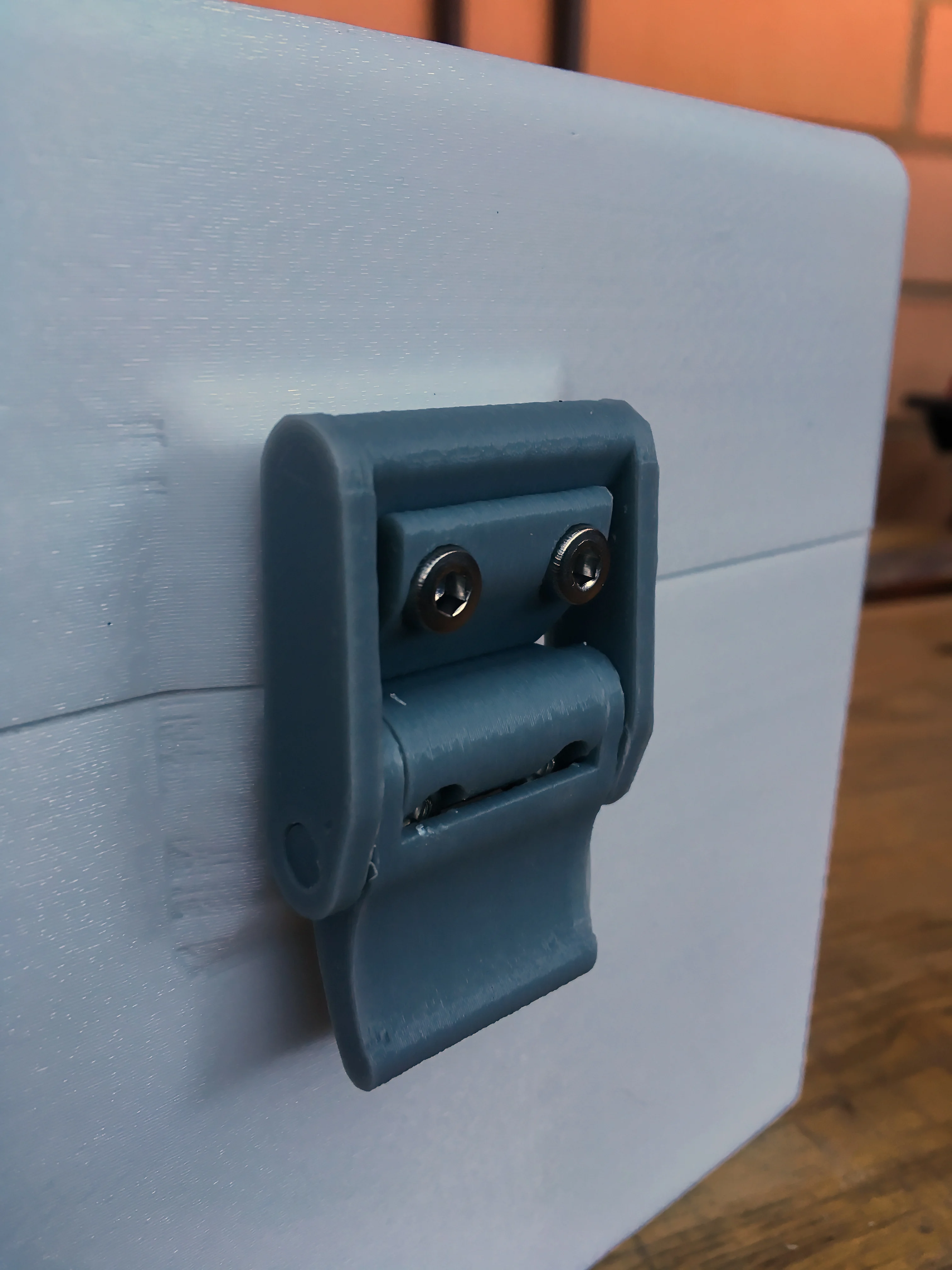Cam latch for boxes