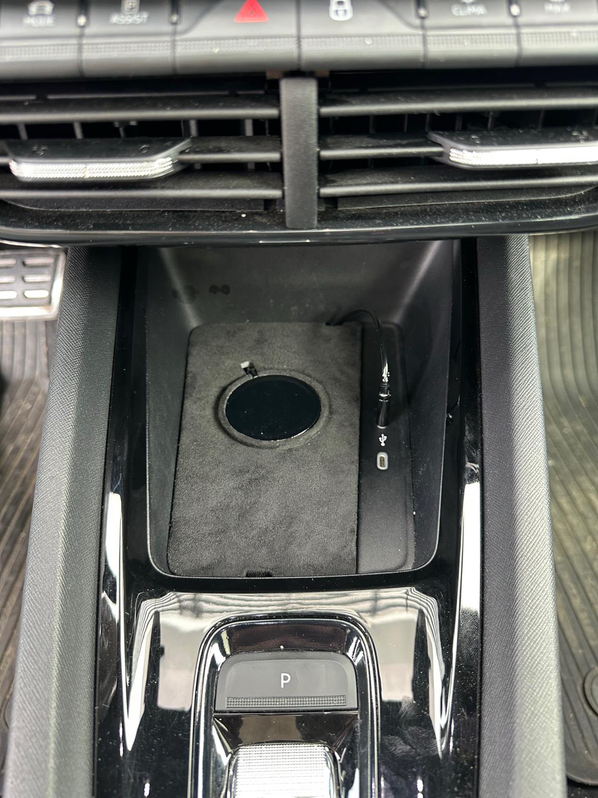 Skoda Octavia 4 RS MagSafe charger bay