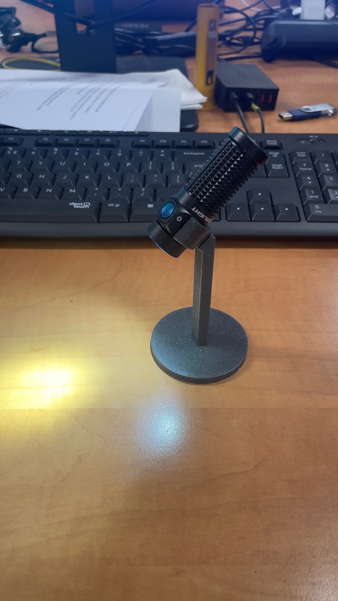 Olight Baton 4 stand
