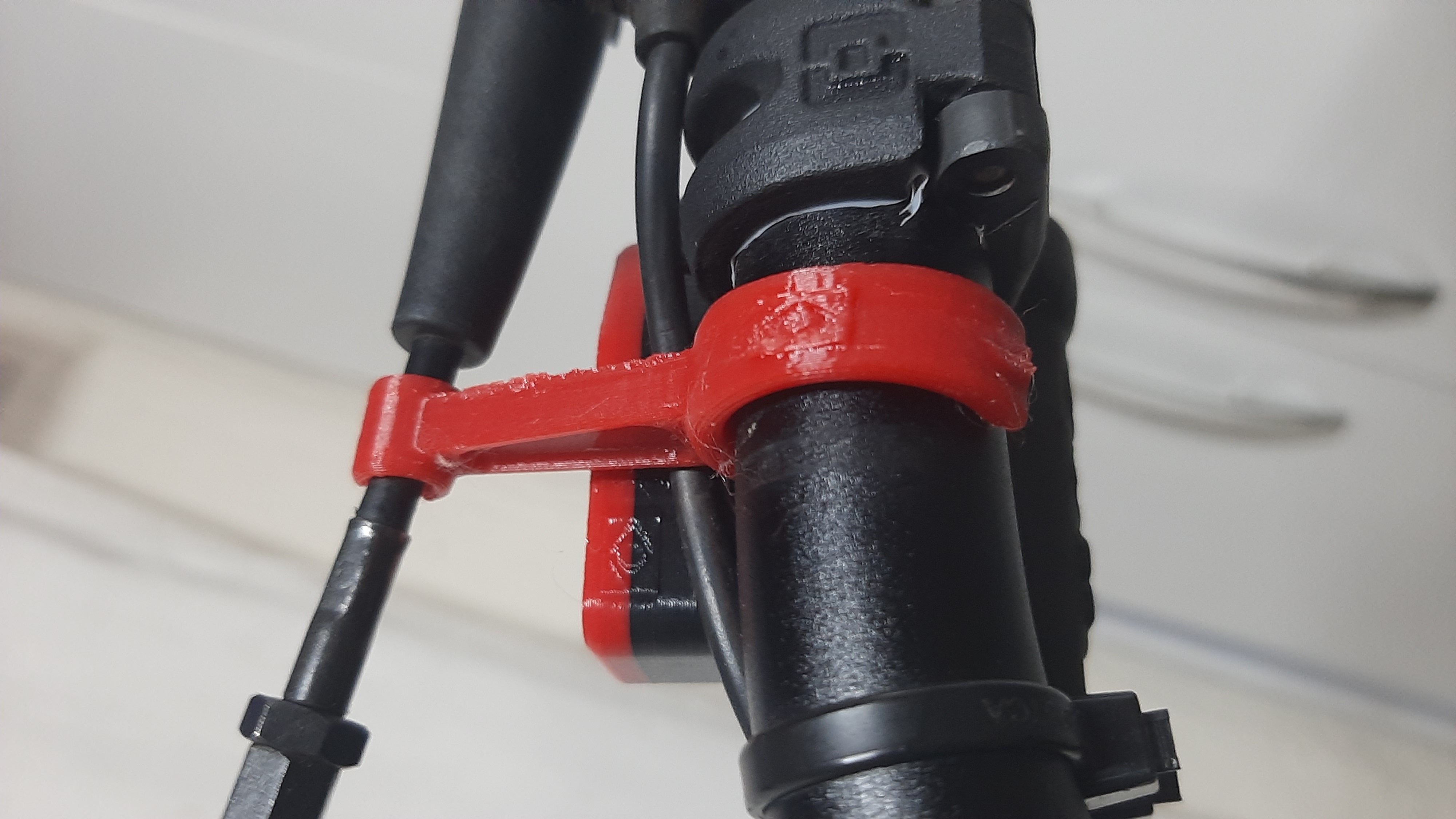 Throttle cable holder