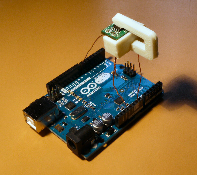 A chip holder for reseting the Da Vinci 1.0 filament chip using an Arduino