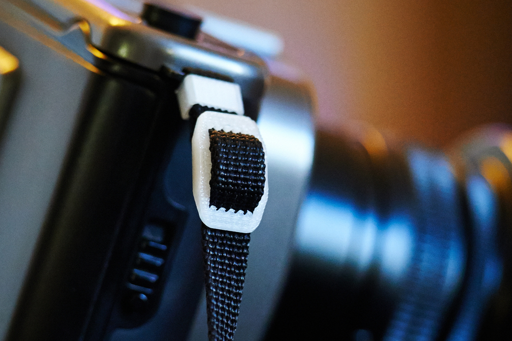 Camera strap: Buckle loop and retaining bar