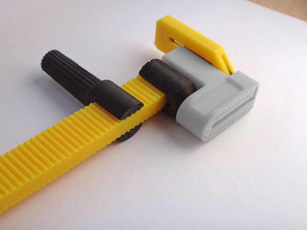 Blade cover for circle cutter
