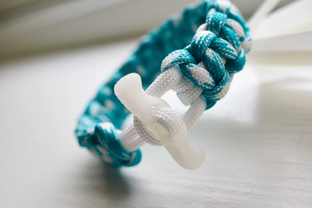 Moustache paracord locking knob