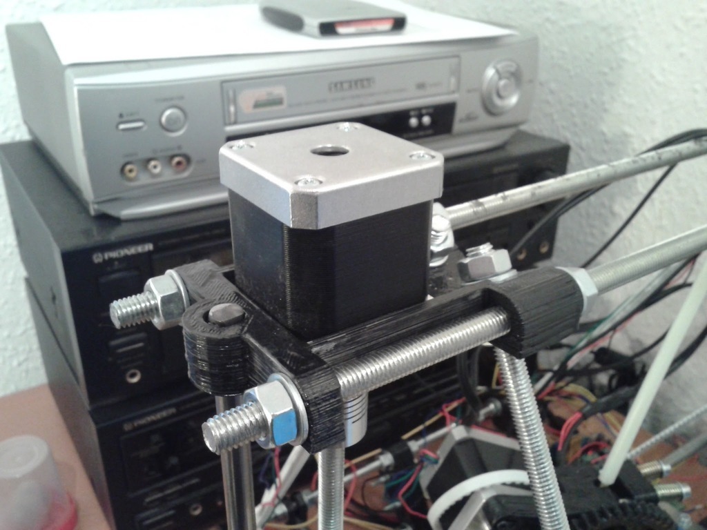 Integrated Z motor mount, frame vertex and rod clamp for Sells Mendel