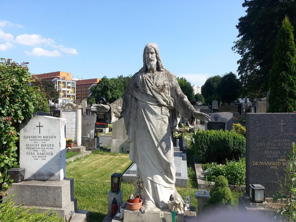 Statue am Friedhof