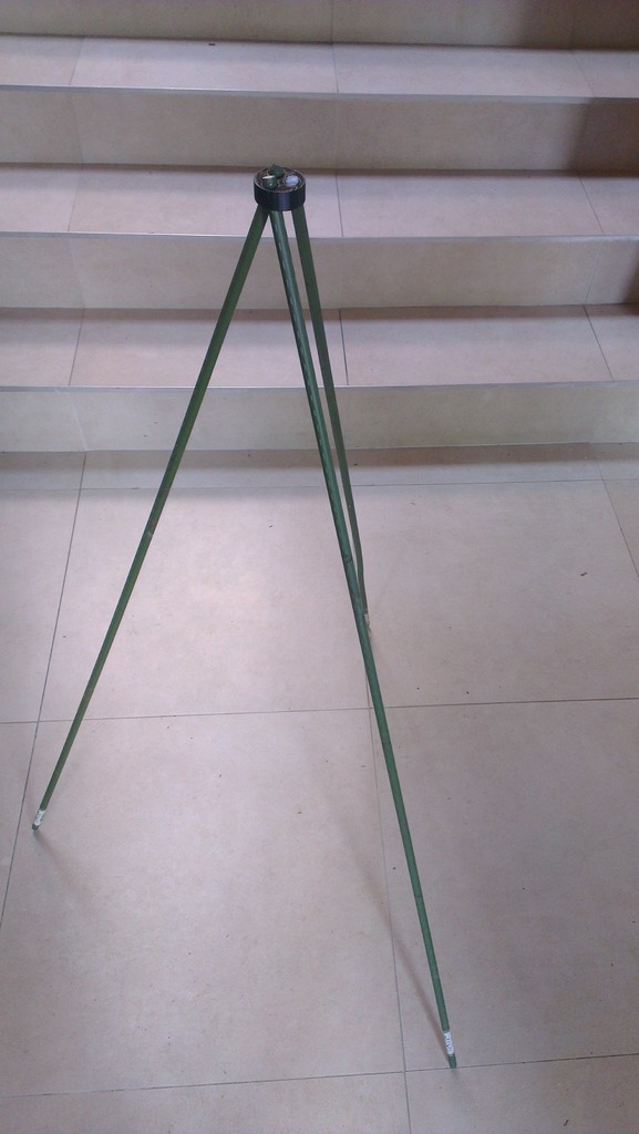 Customizable Bean Pole holder, to make a tepee type frame for peas and beans to climb