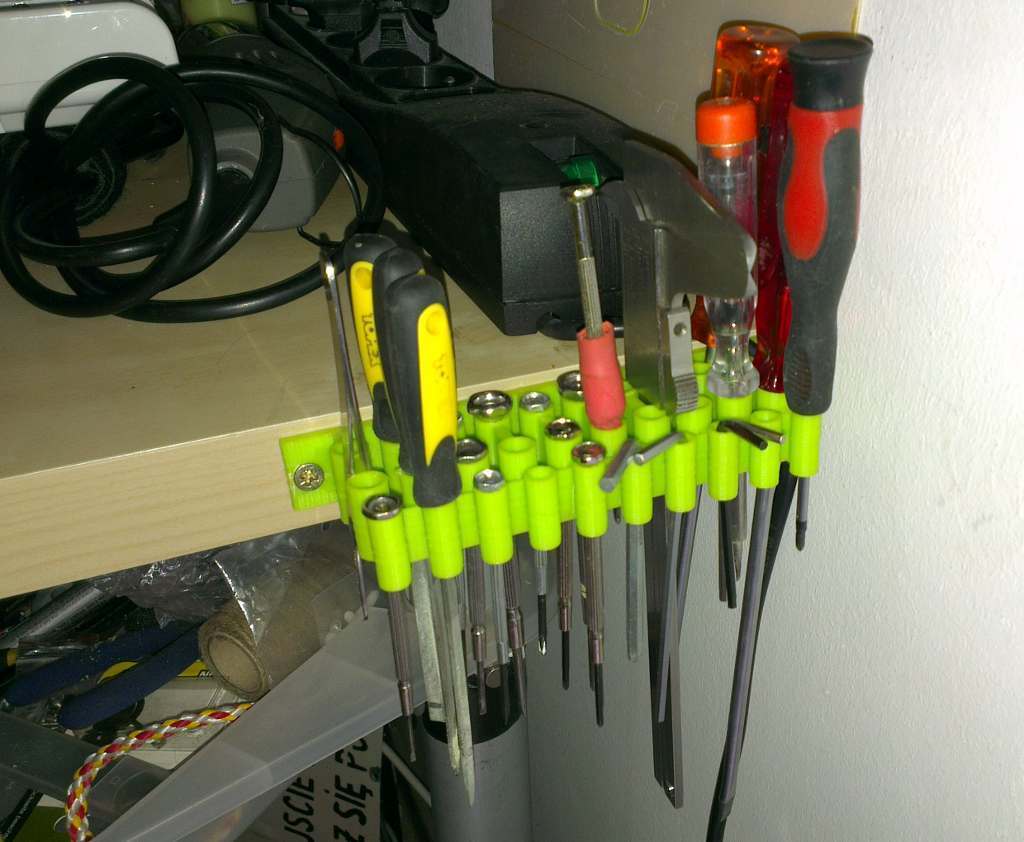 Universal tools holder