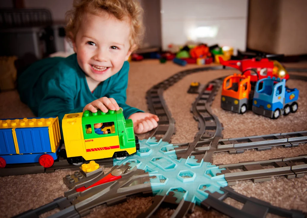 Duplo hexagon railroad crossing