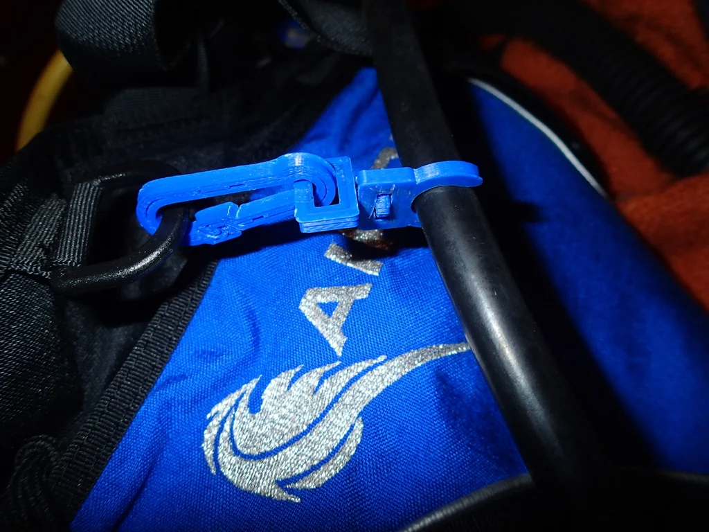 Scuba hose holder