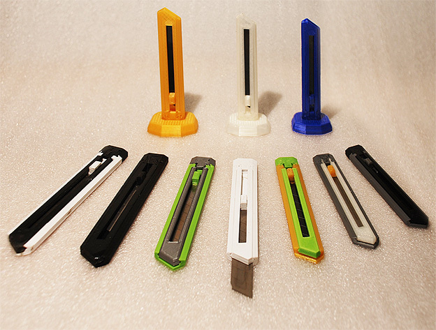 Cutter / knife with segmented blade