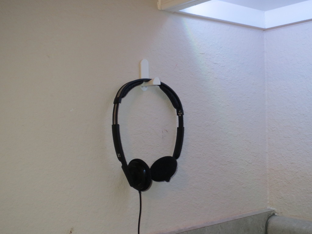 Headphone peg for a command strip