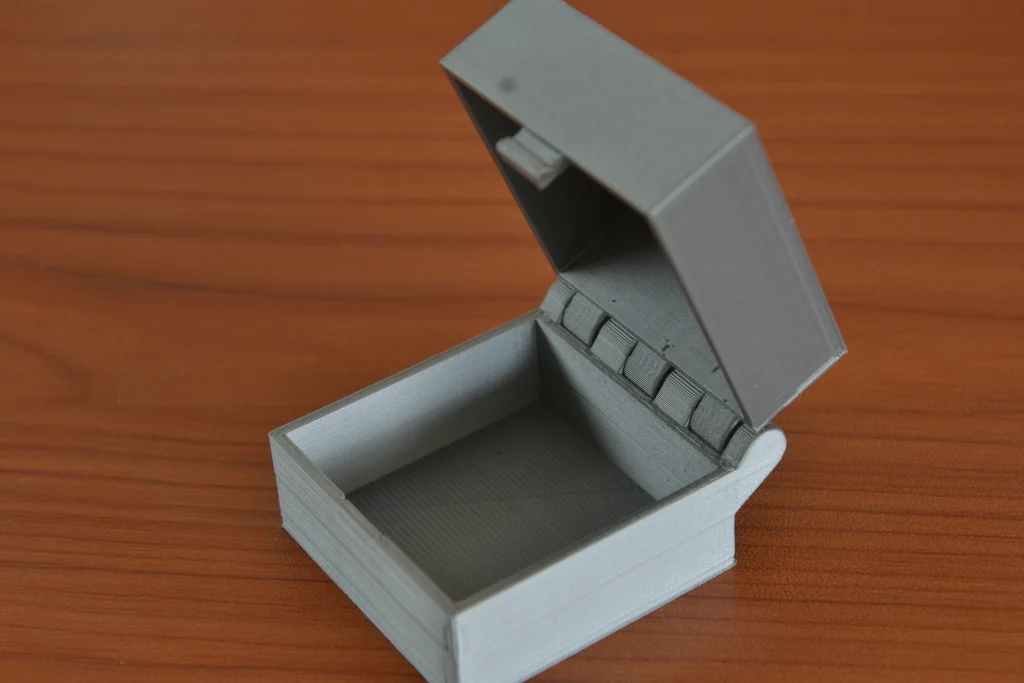 Hinged Box With Latch, Somewhat Parametric and Printable In One Piece